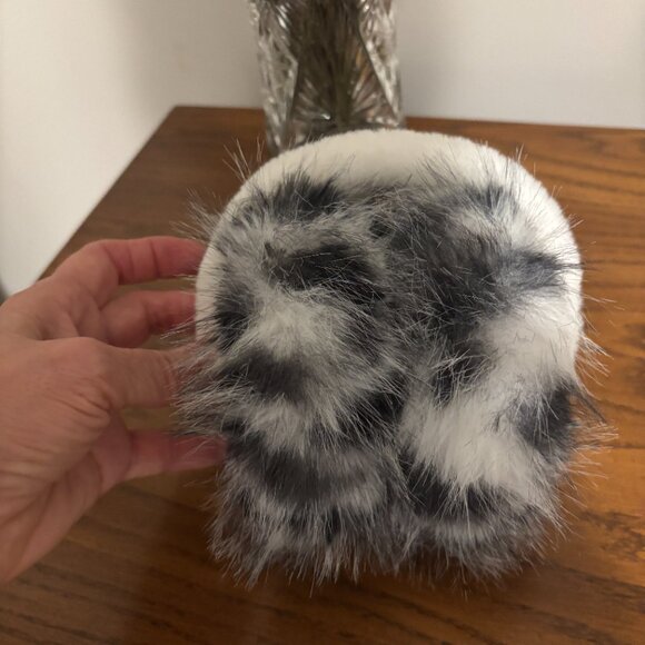 Ear Muffs from ARIA Boutique in Elora...Excellent Quality - Picture 4 of 5